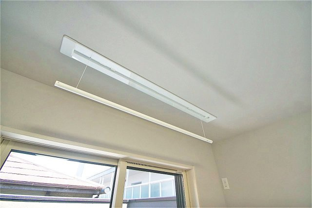 洋室（1）と1階パウダールームに室内物干を設置。お天気や時間帯に関係なくお洗濯物が干せます。