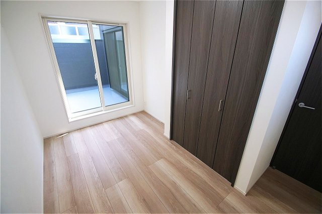 5.02帖の洋室（2）。こちらもバルコニーに面した明るいお部屋です。