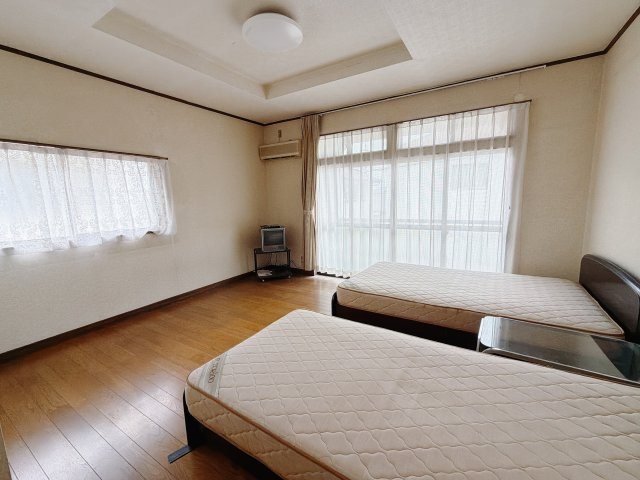 ■洋室｜洋室には大きな窓をご用意しています。日中はあたたかな日差し差し込み自分時間も充実できますね＾＾