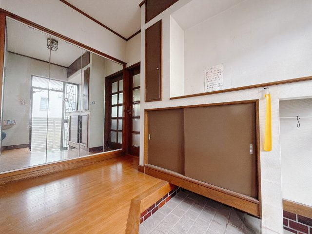 ■玄関｜ご家族の靴がたくさんしまえる下駄箱付き。お子様の靴がこれから増えても安心な大きさです。