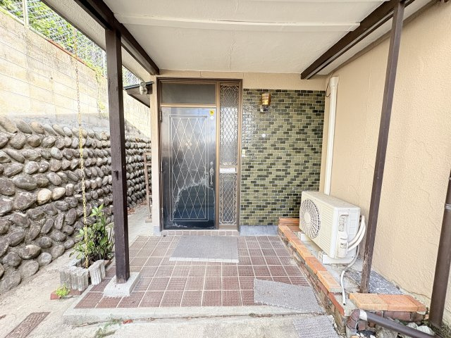 屋根付きの玄関ポーチで、雨の日の出入りにも便利です。玄関まわりにはタイルが施され、落ち着きのある佇まい。玄関前にゆとりがあり、住まいの入口として使いやすいスペースになっております。