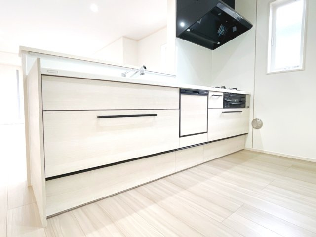 藤井上組（全12区画）9号棟　キッチン：食器洗い乾燥機完備のキッチン！広々としたワークトップ正面にはコンセントがあるので、お子様と一緒にお菓子作りをするのにも便利です。