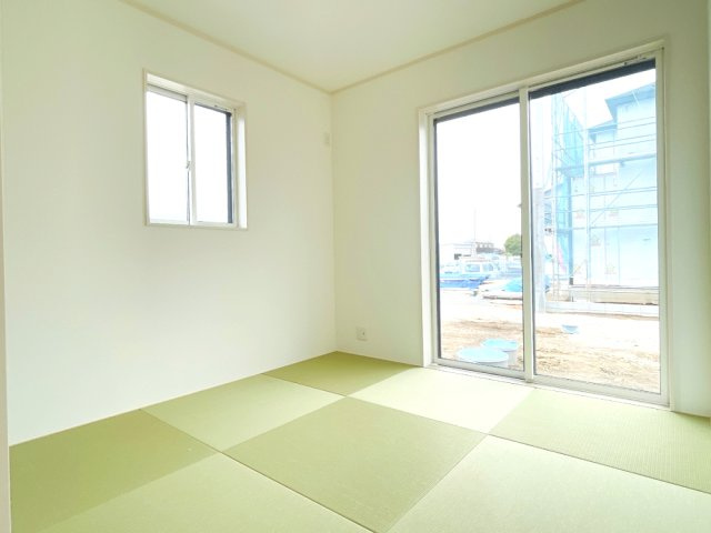 藤井上組（全12区画）9号棟　和室：リビングから目が届きやすいのでお子様のプレイルームにも最適！物入付きなのでお子様のおもちゃなども収納できます。畳はオシャレな正方形タイプです。