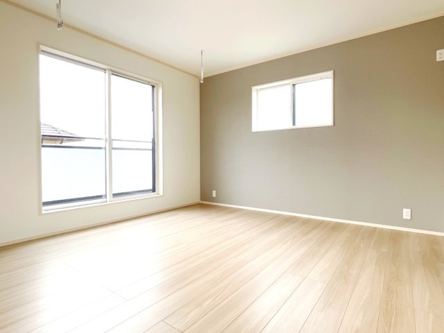 藤井上組（全12区画）9号棟　主寝室：室内物干し金物がついておりますので、洗濯物を干す際やバルコニーから取り込んでかけるスペースにも困りません！雨の日や花粉の時期の室内干しも快適です。