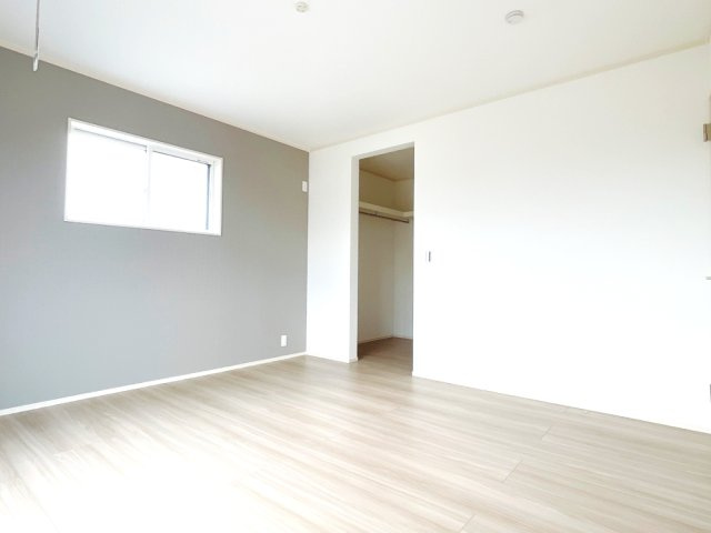【藤井上組（全12区画）9号棟　主寝室：8帖　シンプルですっきりとした室内は飽きのこない居心地の良い雰囲気。1日の疲れを癒し心地よく寛げるようゆったりとした広さを確保。