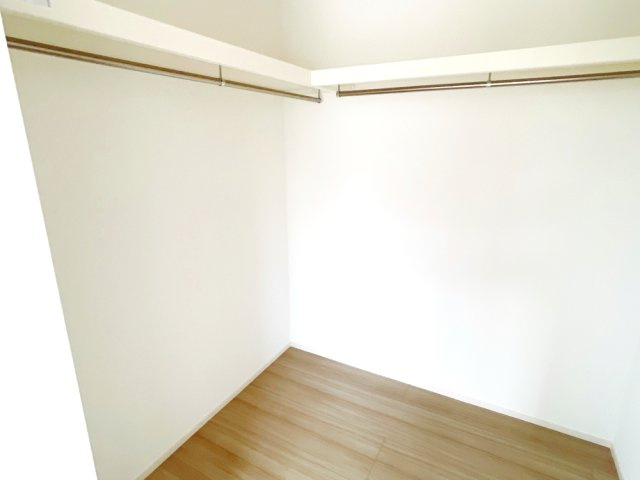 藤井上組（全12区画）9号棟　WIC:ウォークインクローゼット完備。ご家族のお洋服もスッキリ！オフシーズンのお布団なども収納できる広さです。