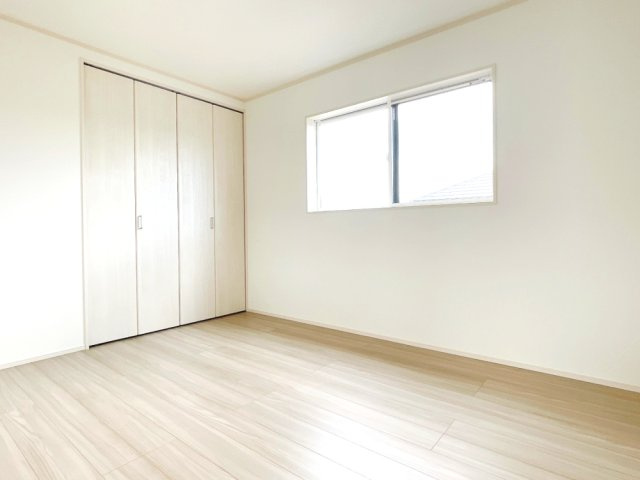 藤井上組（全12区画）9号棟　洋室：ベッドやお勉強机等を置いても、お友達を呼んで遊べる広さ！