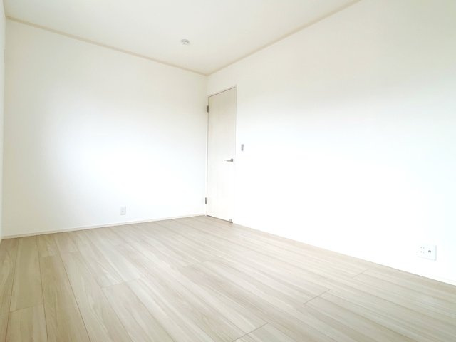 藤井上組（全12区画）9号棟　洋室：読書をしたり、音楽を聞いたりと一人の時間も充実したものにできます。クローゼット付きなので、お片付けもお掃除もラクラクです。　