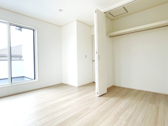 藤井上組（全12区画）9号棟　：各居室にもクローゼット完備！お子様も自然と整理整頓が身につきますね。