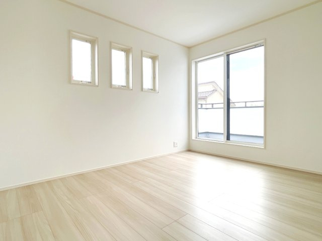 藤井上組（全12区画）9号棟　：2面に配置された窓から心地良い光が差し込み、プライバシーを確保しながらも開放感のある空間を実現しています。クローゼットが完備されています。