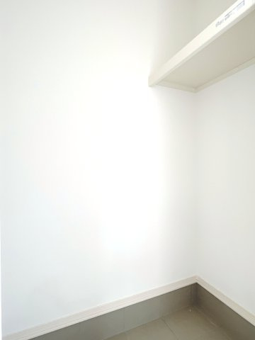 藤井上組（全12区画）9号棟：土間収納　土間収納はベビーカーや防災グッズ、趣味の道具などを家の中に入れて置ける空間として重宝します。