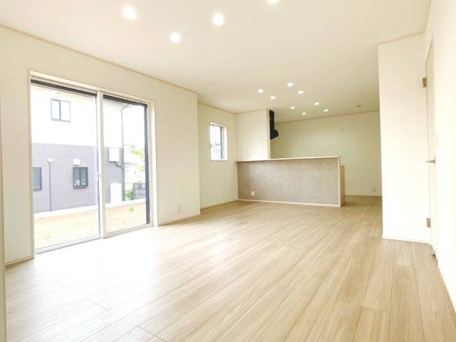 藤井上組（全12区画）9号棟　リビング：キッチン側からの眺め。リビング全体を見渡せるので、ご家族の様子やテレビを見ながら楽しくお料理ができます。