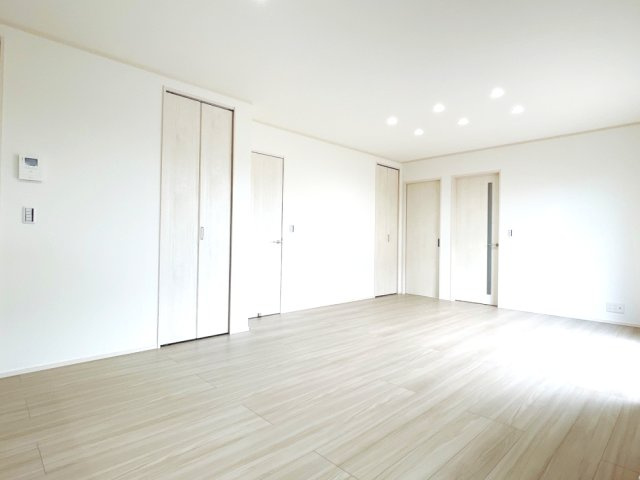 藤井上組（全12区画）9号棟　リビング　ご家族で過ごす時間が一番長いLDKは18帖ソファやダイニングテーブルを置いてもゆとりがあります。