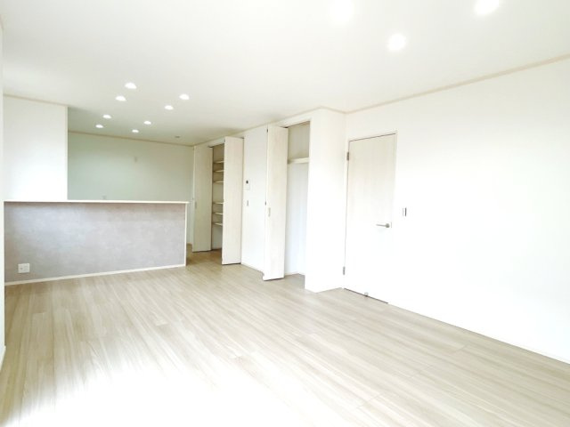 藤井上組（全12区画）9号棟　リビング：　18帖のLDKには南側の掃出し窓から明るい陽が入るのでご家族の団らんの場所にぴったりです。