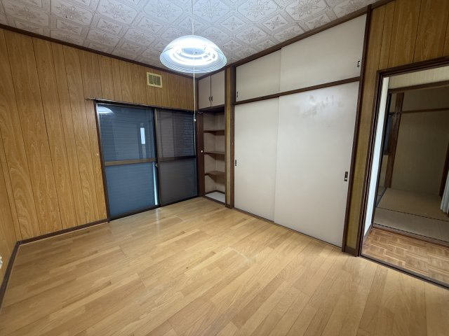 大容量の壁面収納と棚を配置。衣類や荷物もすっきり収まります。