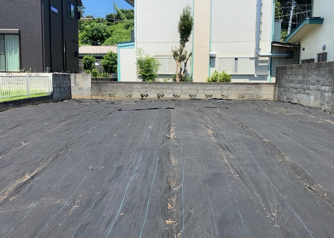 土地の面積＝住宅面積ではありません。建ぺい率の問題などで、土地のある場所によって住宅を建てられる面積は限られています。高さもしかり、「土地」という言葉の中には、建築条件も含まれると考えておきましょう。