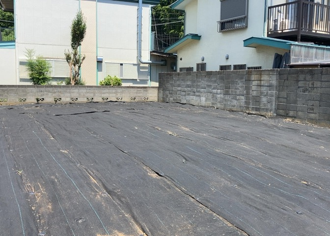 家を建てる場合、方位は要チェックです。現実的に日当たりのよい家ならばリビングは南側、建築基準法でも北側に当たる家への配慮は求められています。土地を見学に行く際は、方位磁針を持って行くようにしましょう。