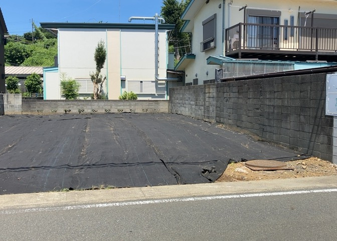 土地の前の道路に消火栓が設置されていることがあります。この場合、道路交通法第45条第1項により、駐車禁止の場所が指定されています。そのため、車庫などの駐車スペースをつくることができない場合があります。