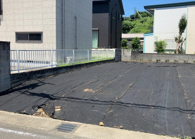 現地に行くなら、物件の周囲の地形がどうなっているかを見ることも大切です。周辺より低くなっている土地では、大雨などで水が集まりやすいため、地盤が弱くなっているということも考えられるため、注意が必要です。