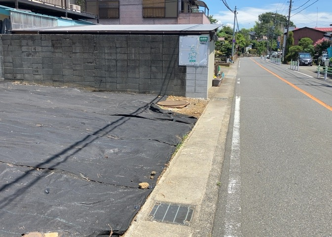 土地購入を検討されている場合、境界杭がない状態で購入してしまうと境界確定測量をする必要があり、費用がかかります。購入の前に、売主、隣土地所有者立ち合いのもと境界を確定し境界杭を設置するのがベストです。