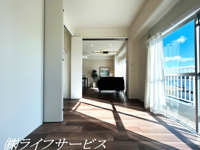 バルコニー側洋室5.5帖／クローゼットあり！南向きバルコニーに面した陽当り良好のお部屋です！