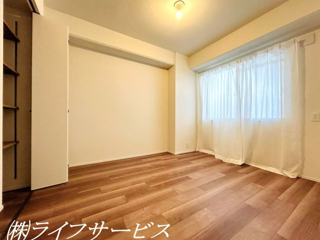 玄関側洋室5.5帖／クローゼットと可動棚あり