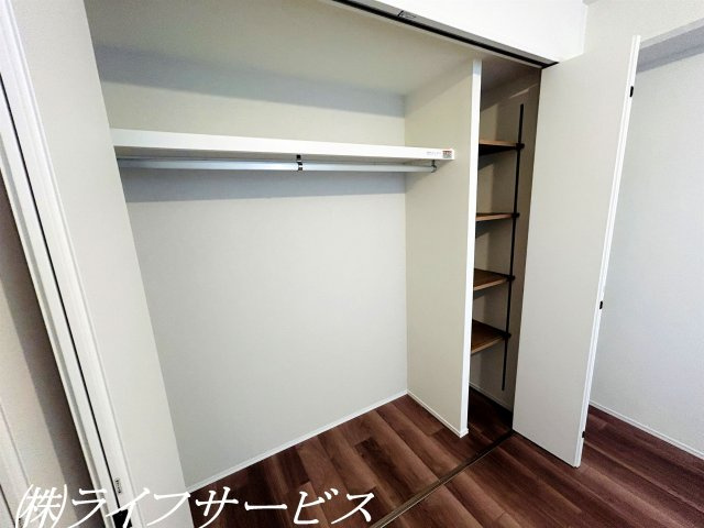 玄関側洋室5.5帖／クローゼットと可動棚あり