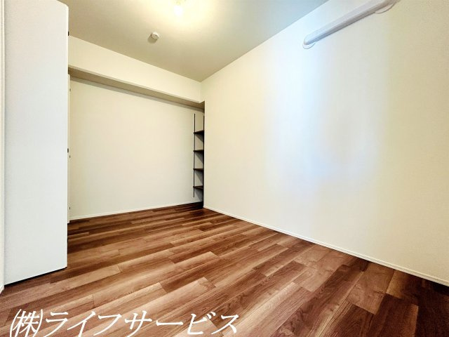中部屋洋室5.5帖／クローゼットと可動棚あり