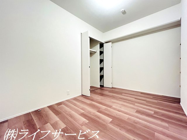 中部屋洋室5.5帖／クローゼットと可動棚あり