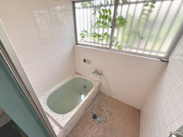 落ち着いた色調の寝室です