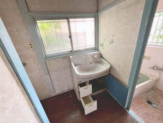 独立洗面台、小物を置くことができて便利です