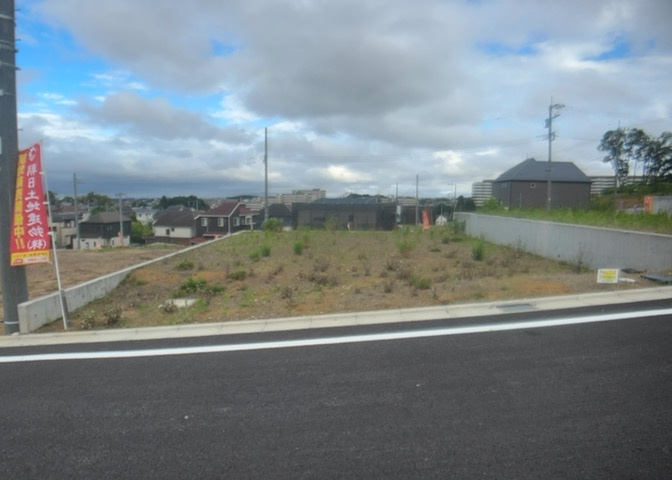 土地の面積＝住宅面積ではありません。建ぺい率の問題などで、土地のある場所によって住宅を建てられる面積は限られています。高さもしかり、「土地」という言葉の中には、建築条件も含まれると考えておきましょう。