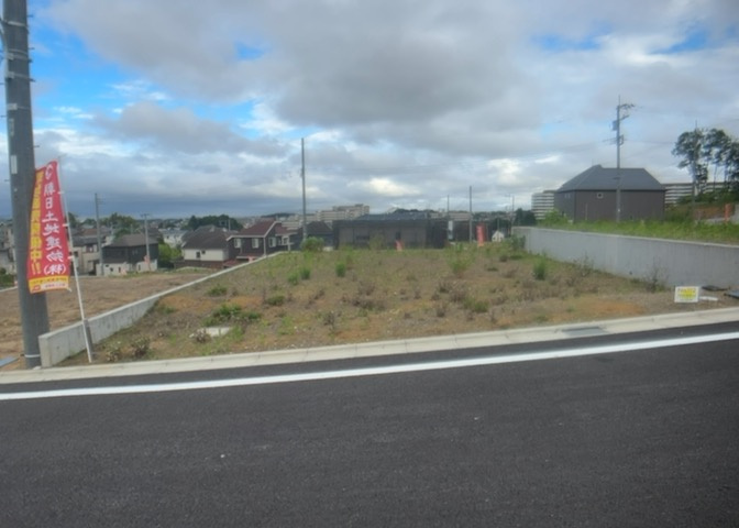 家を建てる場合、方位は要チェックです。現実的に日当たりのよい家ならばリビングは南側、建築基準法でも北側に当たる家への配慮は求められています。土地を見学に行く際は、方位磁針を持って行くようにしましょう。