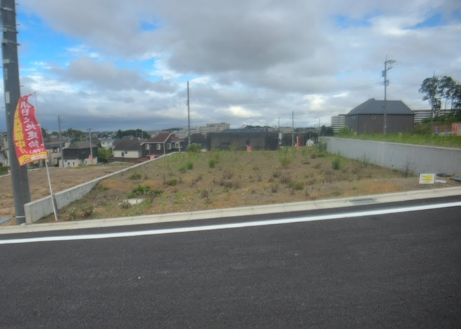 土地の前の道路に消火栓が設置されていることがあります。この場合、道路交通法第45条第1項により、駐車禁止の場所が指定されています。そのため、車庫などの駐車スペースをつくることができない場合があります。