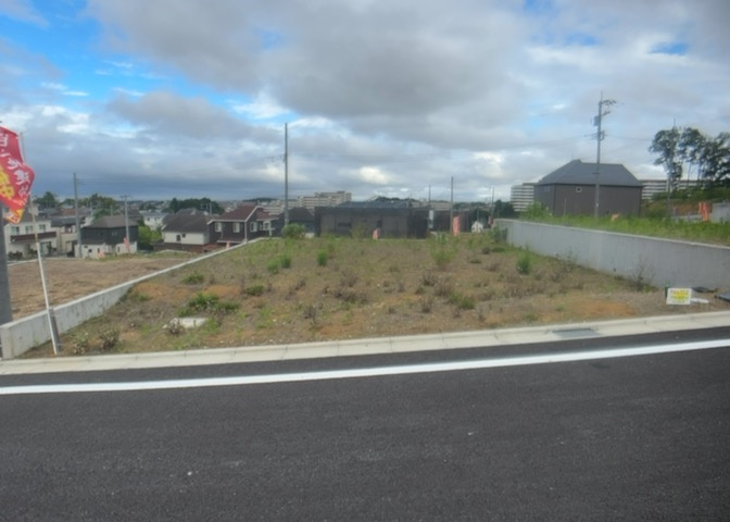 現地に行くなら、物件の周囲の地形がどうなっているかを見ることも大切です。周辺より低くなっている土地では、大雨などで水が集まりやすいため、地盤が弱くなっているということも考えられるため、注意が必要です。