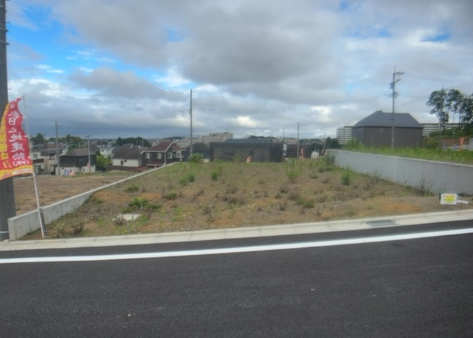 土地購入を検討されている場合、境界杭がない状態で購入してしまうと境界確定測量をする必要があり、費用がかかります。購入の前に、売主、隣土地所有者立ち合いのもと境界を確定し境界杭を設置するのがベストです。