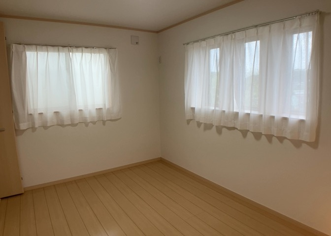 洋室のメリットは重い家具が置きやすく、身の回りが整理しやすいことです。　床がフローリングのため畳とは異なり凹みにくいです。　クローゼットなど収納が豊富で、普段使わない旅行カバンや服の整頓も簡単にです。