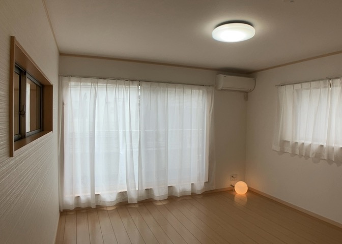 寝室でゆっくりと過ごすためにはベッド周りの適度な空間を担保することや窓の位置、照明の明るさ、寝室の広さなどを考える必要があります。自身や家族の構成とライフスタイルに併せて寝室にする部屋を選びましょう！