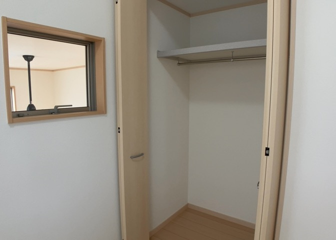 デザイン性を重視しすぎて収納が少なかった！なんてことにならないため、事前に現地で収納の数を確認しておくことをお勧めします。クローゼット以外にも床下収納や屋根裏収納、パントリーなどもチェックしましょう。