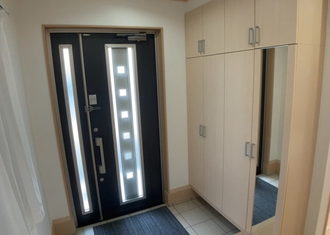 玄関は家の顔でもあり、家族以外の目にも止まる場所です。玄関は外との間を仕切る扉、靴などをしまっておく収納スペース、靴脱ぎのたたきスペース、来客とのやり取りをするドアホンなど複数のアイテムからなります。