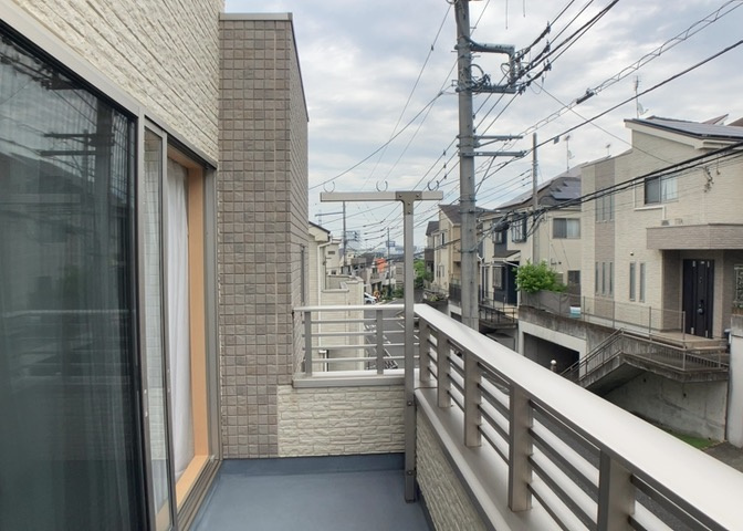 バルコニーは、室外の専用スペースのうち、「屋根がなく開放された空間」であるものを指します。ベランダより広いタイプのものが多く、日当たりもよいため家庭菜園などを楽しみたい人にとって適した環境となります。