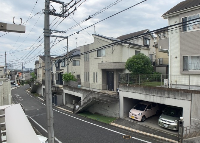 眺望を気にして物件を探す場合、前面に建物が建っていないか現地で確認しましょう！前面に建物があると景色はもちろん、日当たりや風通しにも影響が出てきます。住んだ時のことを想像しながら現地見学をしましょう。
