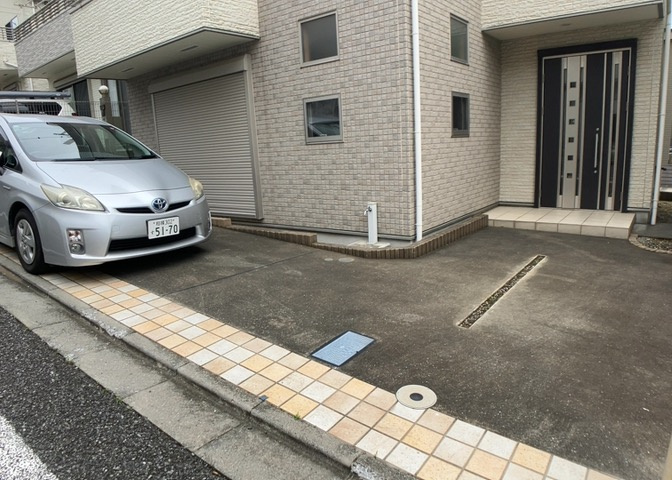 駐車場と明記されていても、最小スペースでつくられた駐車場だと大型車は駐車できなかったり、出入りしにくくなったりする可能性があります。お車のサイズと購入したい物件の駐車場のサイズを現地で確認しましょう。