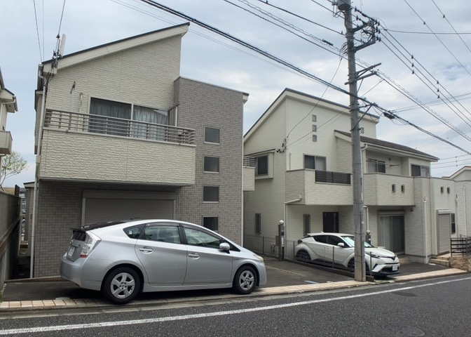 住宅用の土地では前面道路に2m以上接していなければならないと法律で定められています。しかし、お持ちの車のサイズやライフスタイルなどにより、2mでは利便が悪い場合もございますので、事前に確認しましょう。