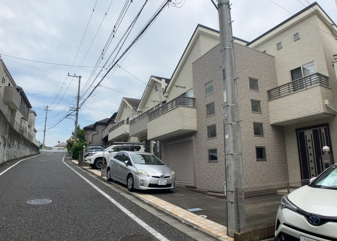お持ちの車種によっては前面道路が広い方が便利でしょう。しかし、前面道路が広ければその分交通量が多くなるため、騒音などが気になる場合があります。実際に現地を見学し、周辺交通量や騒音などを確認しましょう！
