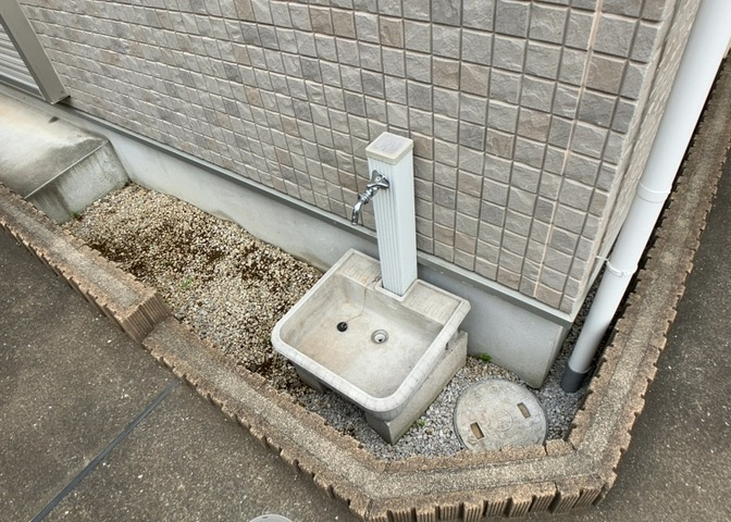 敷地内に散水栓や立水栓があると便利です。水道水を直接利用できるため、水を運ぶ手間を省くことが出来ます。大量の水を必要とする洗車作業や清掃などに役立ちます。その他設備とあわせて、現地でご確認ください。