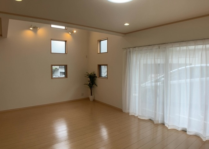 L型アイランドタイプは、キッチンからダイニングにもリビングにも目が行き届くので、とても使いやすい配置です。L字型独立タイプは、キッチンを独立させてるためLDKというよりもLDといった様なイメージです。