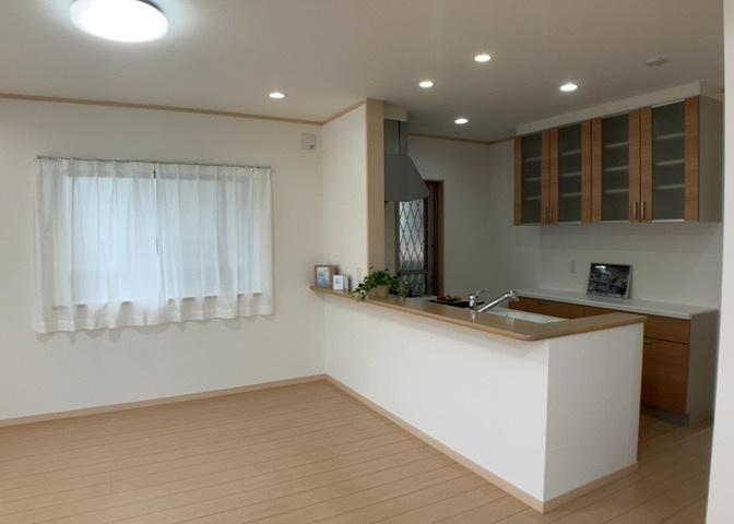 ダイニングは、食事や家族の団らんスペースとしてだけではなく、ほかの用途としても使用することができます。ダイニングテーブルを置き、食事のためのスペースを作ることでリビングとの差別化を図ることができます。