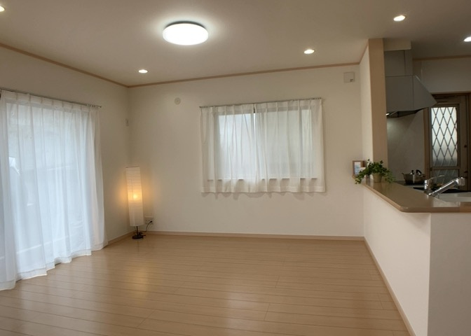 ダイニングにはダイニングテーブルセットなどを置くことが多く、間取りにおいて「D」と略記されますが、食事を作るときの作業場として使用したり、朝食を食べたりするときだけに使われるケースも少なくありません。