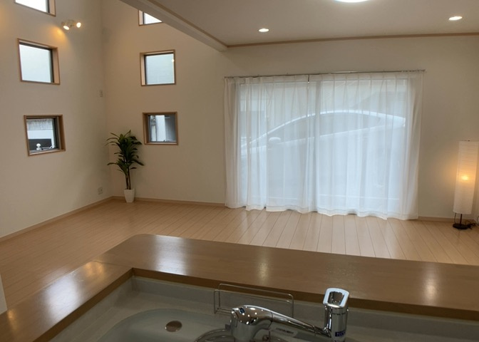 DKの物件でも広く見せたい方は、ダイニングスペースを広く使えるように工夫しましょう。低めのダイニングソファを置くと、家具の圧迫感が減り、広く見せることができ、ダイニングをリビングのように使用できます！